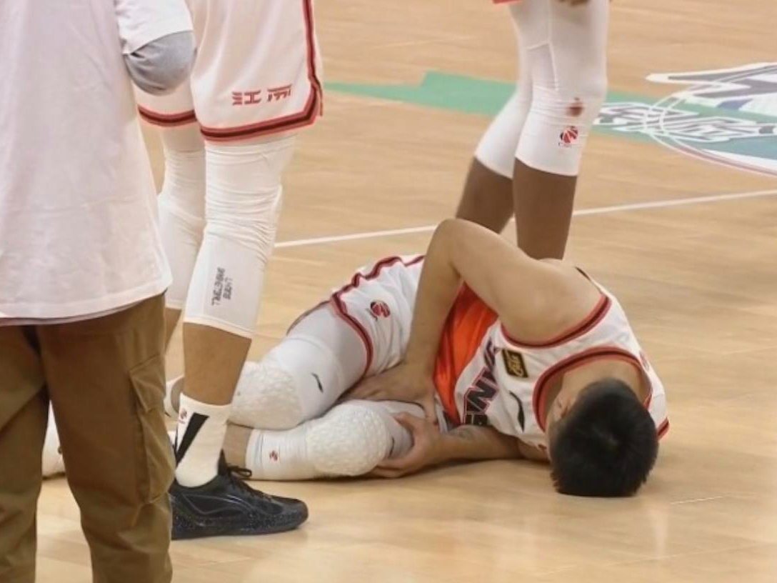 鹈鹕队球员因脚伤缺席下一场比赛的简单介绍