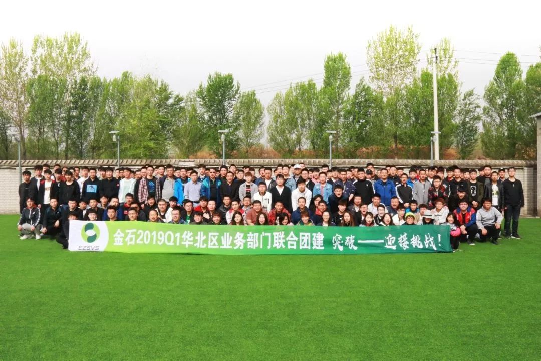 教练团队思考战术，调整阵容迎接挑战